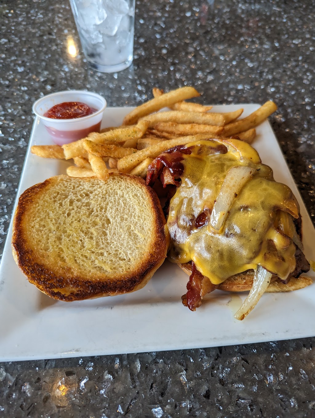 David Reays Modern Diner + Tavern | 214 Main St, Onalaska, WI 54650, USA | Phone: (608) 519-9203